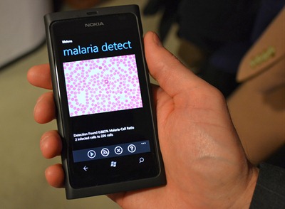 Using a special micro-lens, the Lifelens team can resolve individual cells, as shown here.  A custom app can ID ones with malaria.