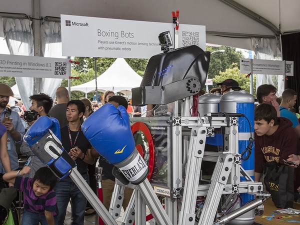 MS-Makerfaire-2013-NYC-Boxingbots-BlueBot-1200