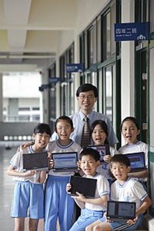 Students at Peng Lai Elementary School with their Windows 7-based tablet PCs