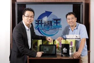 Shin Yong Xin, General Manager of ET Learning Group (left) and Kuo Ying-Biao, Chief Executive Officer at ET Learning Group display Windows 7 tablet devices.