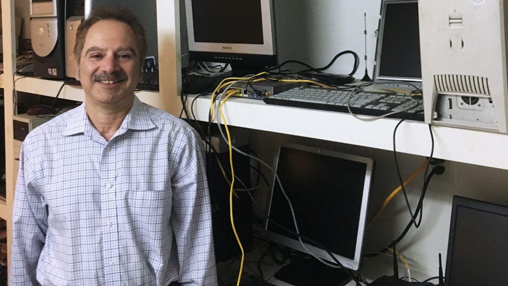 Basilio Kalpakian ist tagsüber Augenchirurg und nachts Nachtchirurg. Sein Hobby und seine Leidenschaft ist es, alte PCs wieder zum Leben zu erwecken und sie mit Windows 10 zu laden.
