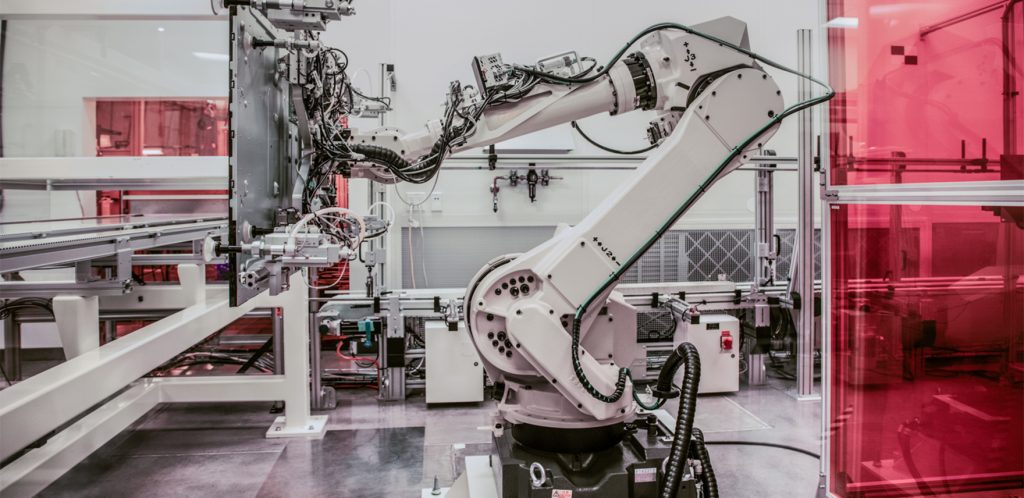 Промышленные роботы-манипуляторы в цеху