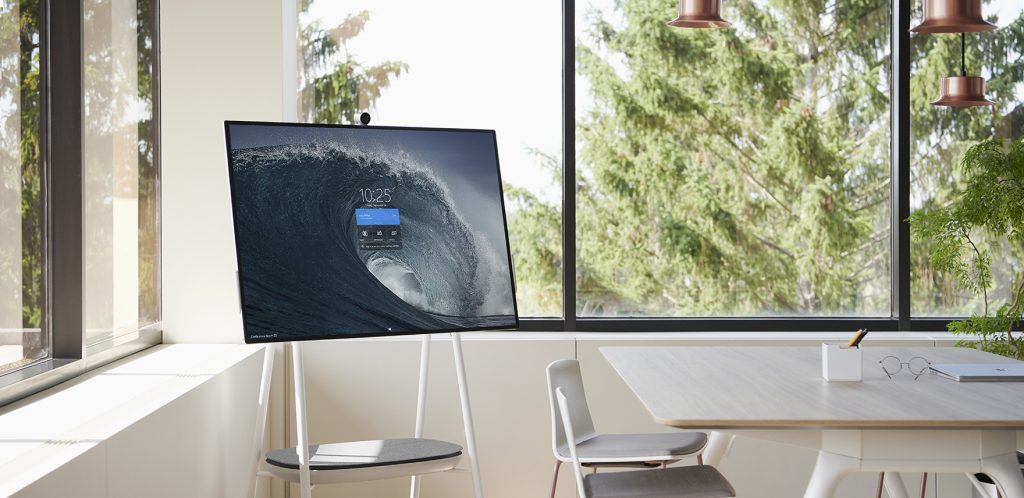 開放的な会議室の角に佇む Surface Hub 2