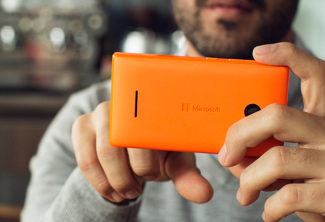 Lumia-535_Orange-back_feat