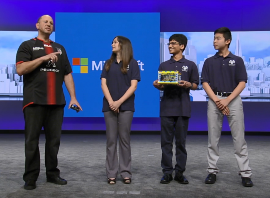  Учащиеся Valley Christian Schools в Сан-Хосе, Калифорния, на сцене со Стивом Гуггенхаймером на конференции Microsoft BUILD 2016