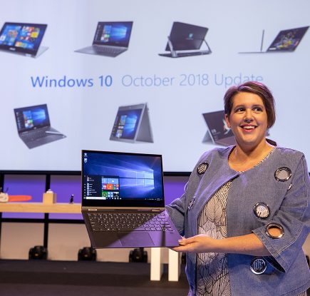 Эрин Чапл демонстрирует несколько новых ПК на Windows