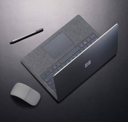 プラチナカラーのSurface Laptop と Surface ペン、Surface Arc Mouse