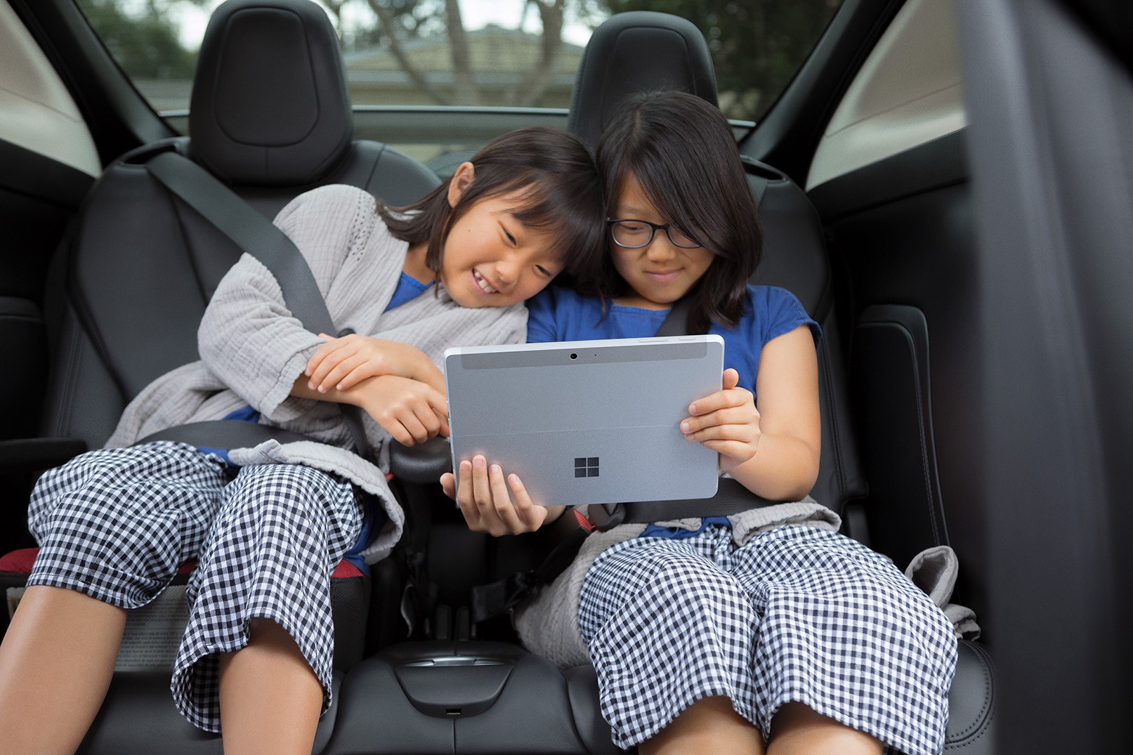 タブレット状態の Surface Go 2 をのぞき込む2人の子ども