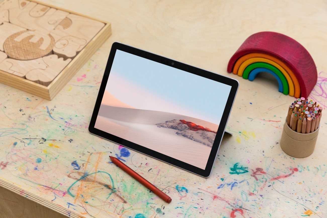 タブレットモードで机に置かれた Surface Go 2