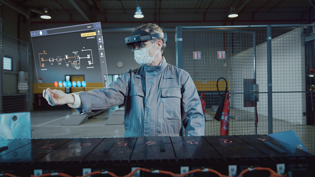 HoloLens 2 を装着した男性が配線図をホログラムで表示
