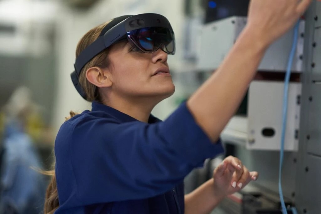 HoloLens 2 を装着して、配線の作業をする人