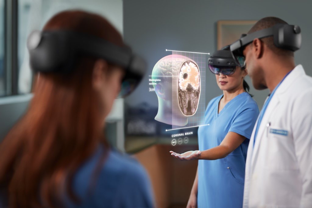 ３名の医療従事者がHoloLens 2 を装着し、脳の断面のホログラムを観察する様子のイメージ