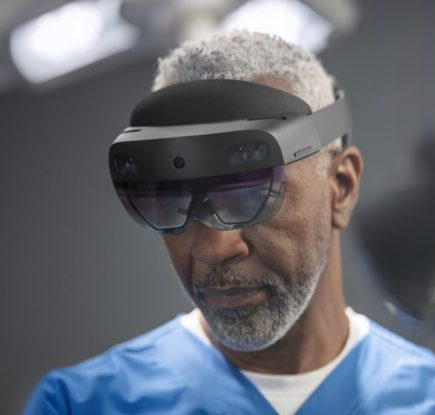 HoloLens 2 を装着した人のイメージ