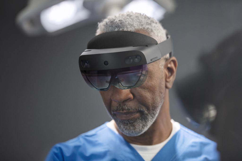 HoloLens 2 を装着した人のイメージ