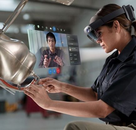 HoloLens 2を使う女性