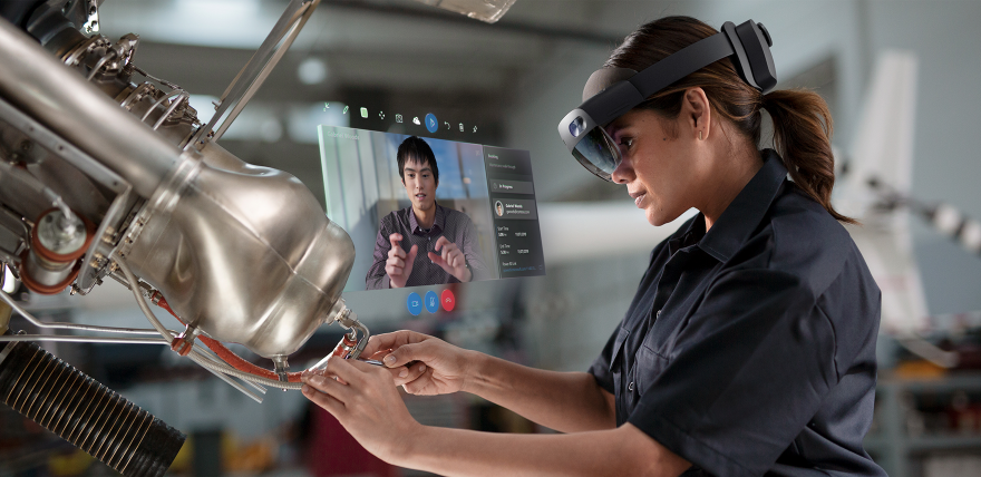 HoloLens 2を使う女性