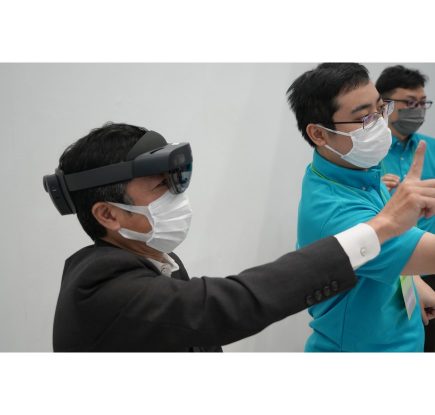 HoloLens 2 を装着して体験する人