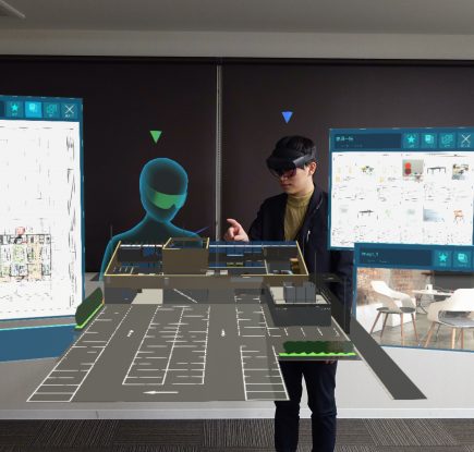HoloLens 2 を装着して、Holostruction を体験する人の様子
