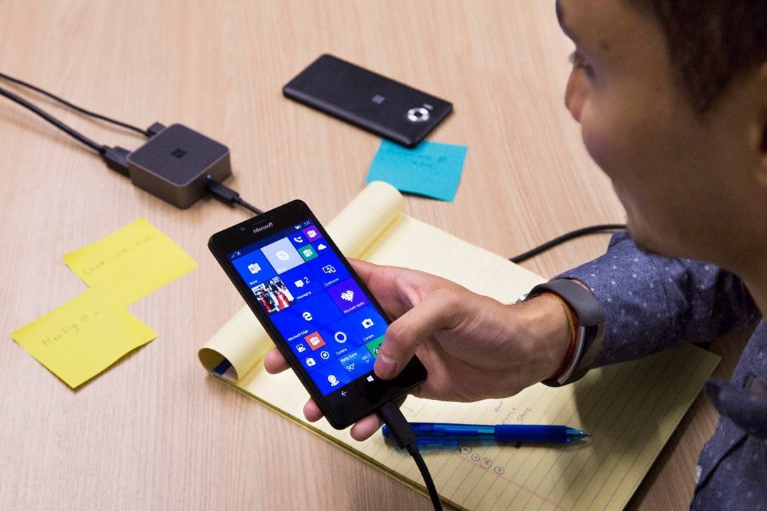 Image of a Windows phone connected to a Lumia Display Dock.