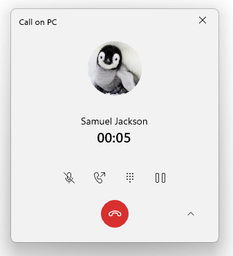 Nuova finestra di chiamata in corso con elementi visivi aggiornati nell'app Il tuo telefono.