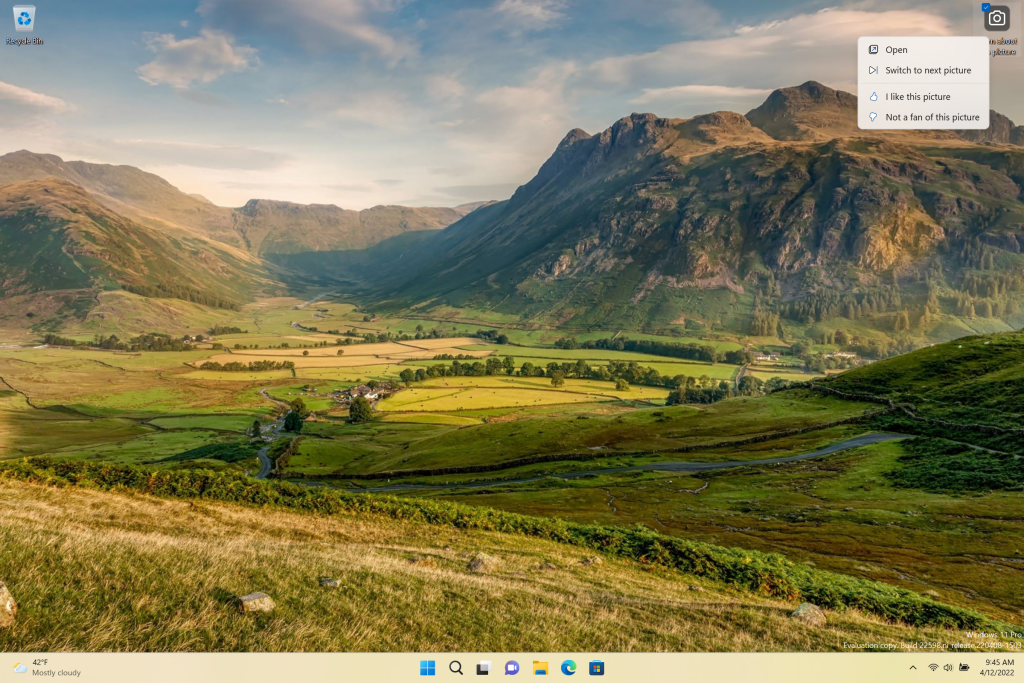 Windows Spotlight zeigt einen schönen Hintergrund mit dem Wettbewerbsmenü zum Liken, im Gegensatz zu Hintergründen und zum Wechseln zu einem anderen Hintergrund.