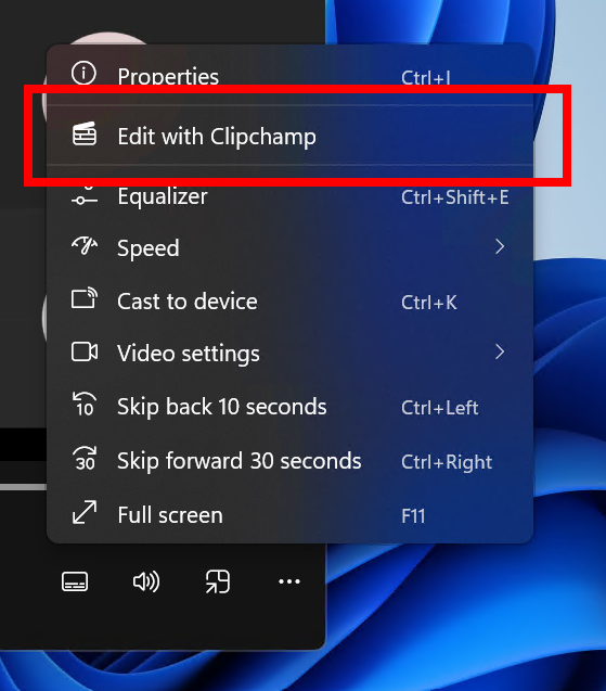 Media Player のその他のオプション (…) ボタンの下にある「Clipchamp で編集」オプション。
