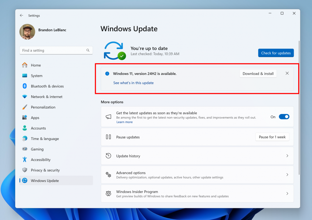 Windows 11, versão 24H2 mostrado como disponível como uma atualização opcional destacada em uma caixa vermelha.