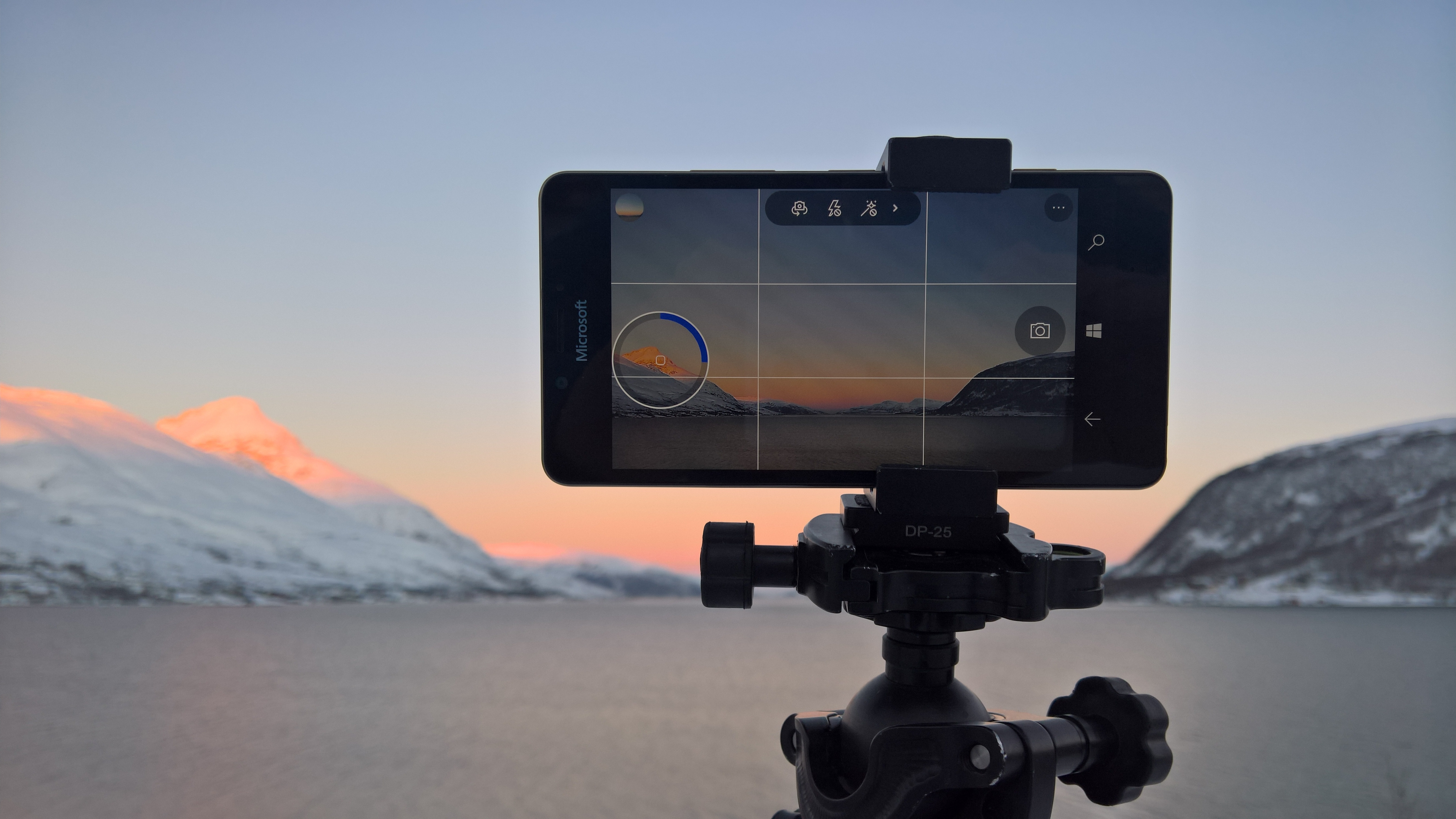 Un Lumia 950 realiza fotos en modo time lapse con luz rosada que fluye del cielo sobre Tromso, Noruega. 