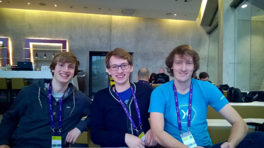 Malte Götz (Izq.), Rafael Regh y Kai Brummund desarrollan aplicaciones juntos y han sido amigos, Microsoft Student Partners y Xamarin Student Partners por seis años.
